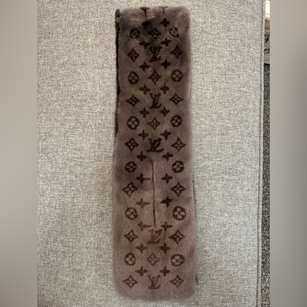 Louis Vuitton Monogram Reverso Mink Scarf - Picture 2 of 10